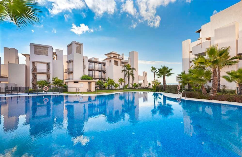 Bahia De La Plata Luxury Apartments Estepona Bagian luar foto
